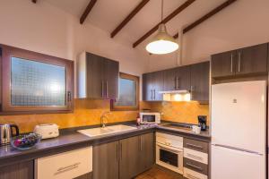 A kitchen or kitchenette at Villa Silvia II by Villa Plus