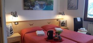 sypialnia z łóżkiem z czerwoną narzutą w obiekcie Agriturismo I Pipetta w mieście Levanto