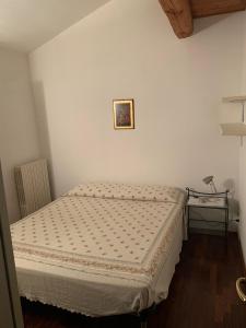 1 cama en un dormitorio con una foto en la pared en Casa Musa, en Capannori