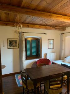 a dining room with a table and a bed at Casa Musa in Capannori