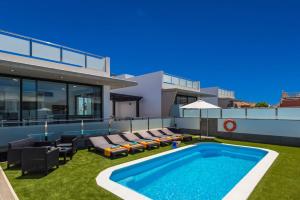 Bazén v ubytování Villa Alana by Villa Plus nebo v jeho okolí