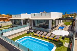 Bazén v ubytování Villa Alana by Villa Plus nebo v jeho okolí