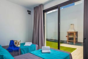 Pokój z 2 łóżkami i dużym oknem w obiekcie Villa Alana by Villa Plus w Corralejo