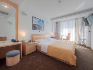 En eller flere senge i et værelse på Hotel Montenegro