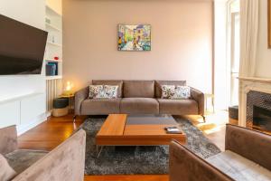 salon z kanapą i kominkiem w obiekcie Modern apartment with 3 bedrooms balcony communal garden and AC- Benakey w Cannes