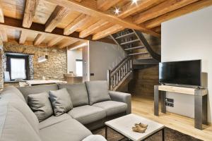 A television and/or entertainment centre at Luderna - Casa Les er Haro