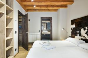A bed or beds in a room at Luderna - Casa Les er Haro