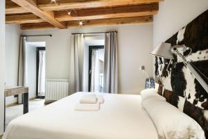 A bed or beds in a room at Luderna - Casa Les er Haro