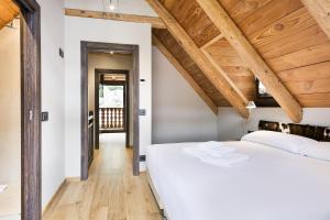 A bed or beds in a room at Luderna - Casa Les er Haro