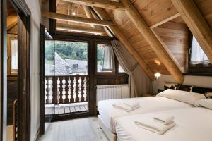 A bed or beds in a room at Luderna - Casa Les er Haro