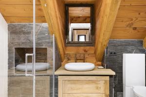 A bathroom at Luderna - Casa Les er Haro