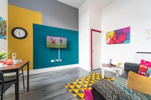Телевизор и/или развлекательный центр в Jesouth 1 BedRM Exquisite Suite Dazzling Chic City Centre