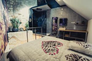 蓬圖瓦茲的住宿－Le Jardin secret，一间卧室,配有一张心形床