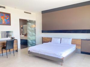 Giường trong phòng chung tại VILLA ARIA RESORT, THE SEA BY 10m,Biển và hồ bơi riêng