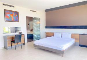 Giường trong phòng chung tại VILLA ARIA RESORT, THE SEA BY 10m,Biển và hồ bơi riêng