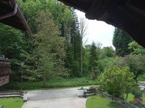 Blick auf einen Park mit Bänken und Bäumen in der Unterkunft Ferienwohnung Moser Brunhilde in Steingaden