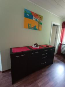 einen Schreibtisch in einem Zimmer mit Wandgemälde in der Unterkunft Ferienwohnung Moser Brunhilde in Steingaden
