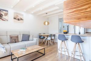 a living room with a couch and a table at Luderna - Apartamento con terraza Mirador Salardu in Naut Aran