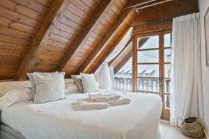 A bed or beds in a room at Luderna - Apartamento Arties era Cabaneta