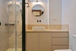 A bathroom at Luderna - Apartamento Arties era Cabaneta Még 15 kép