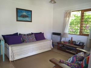 a living room with a bed and a table at Cabaña Acacia Mansa in Villa Giardino