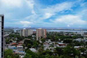 Penthouse Views في سان خوان: اطلالة على مدينة بها نهر ومباني