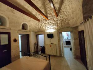 un pasillo de una casa con techo de piedra en B&B Salita Delle Pere en Alberobello