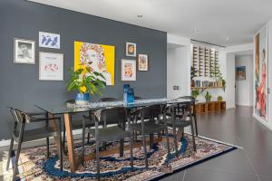 een eetkamer met een tafel en stoelen bij Mandela Rhodes Luxury Apartments in Kaapstad