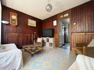 Televízia a/alebo spoločenská miestnosť v ubytovaní Maison familiale de ville à Etretat