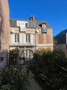 Vonkajšia záhrada v ubytovaní Maison familiale de ville à Etretat