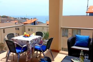 d'une terrasse avec une table et des chaises sur un balcon. dans l'établissement Apartamento del Mar, à Playa Jandía
