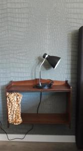 una scrivania con una lampada sopra di GRUTSK a Workum