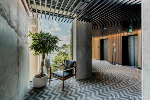 korytarz z krzesłem i doniczką w obiekcie Nobu Hotel Warsaw w Warszawie +37 zdjęć