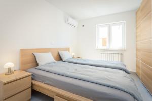 1 dormitorio con cama y ventana en Bella Vista Apartments, en Peruški