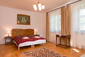 1 dormitorio con 1 cama y 2 mesas en una habitación en Barta Pince Vendégház Mád, en Mád