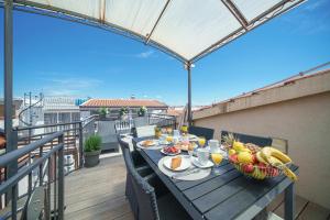 ein Tisch mit einer Obstschale auf einem Balkon in der Unterkunft Villa Pia in Vodice