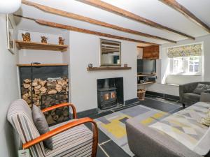 a living room with a fireplace and a couch at Burham Cottage in Yelverton