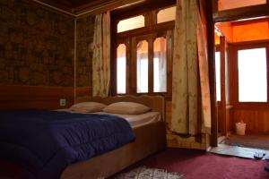 Ένα ή περισσότερα κρεβάτια σε δωμάτιο στο Satyam Homes