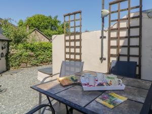 - une table avec un plateau sur la terrasse dans l'établissement Burham Cottage, à Yelverton