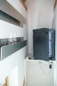 ein Fernseher auf einem weißen Tisch in der Unterkunft Villa Pia in Vodice