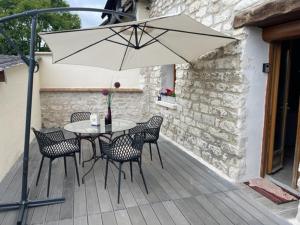 Patio alebo iná vonkajšia časť ubytovania La maison de Célestine