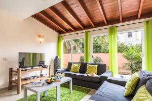 TV a/nebo společenská místnost v ubytování Villa Talkayan by Villa Plus
