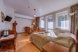 a hotel room with a bed and a desk at Hotel Jelita in Nida