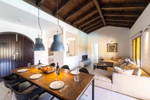 uma cozinha e sala de estar com mesa e cadeiras em Villa Papagayo Deluxe by Villa Plus em Corralejo