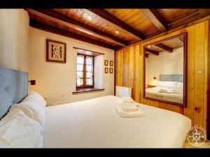 A bed or beds in a room at CASA MARMOTA de Alma de Nieve