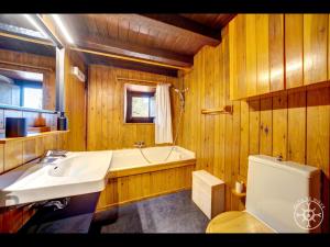 ein Badezimmer mit Waschbecken, Badewanne und Toilette in der Unterkunft CASA MARMOTA de Alma de Nieve in Baqueira-Beret + 36 Fotos