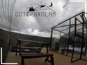 Nespecifikovaný výhled na hory nebo výhled na hory při pohledu z luxury tent