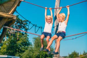 モルにあるEuroParcs Zilverstrandの二人の子どもがロープパークで遊んでいる