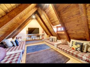 sala de estar con 2 sofás y TV en CASA MARMOTA de Alma de Nieve, en Baqueira Beret