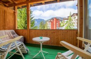 a room with a table and chairs and a window at Haus Padrun, Apartment nr.8 in Arosa